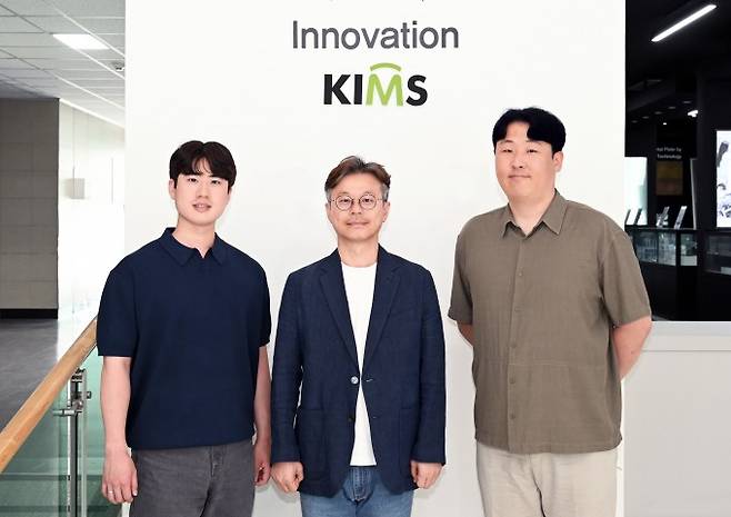 오른쪽부터 최단웅 한국재료연구원 극한재료연구소 박사과정 학생연구원, 이창훈 책임연구원, 김치원 선임연구원. 재료연 제공