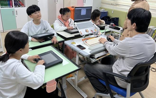 인천혜광학교 교실에서 과학 수업을 하고 있는 모습. 닷 제공