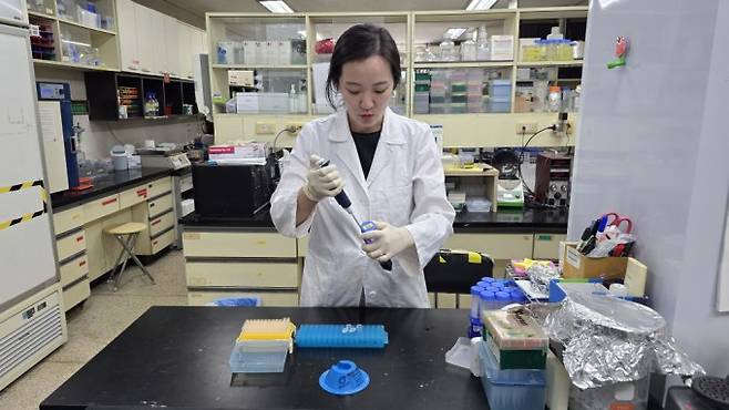 전경화 이화여대 약대 연구교수가 실험실에서 연구를 진행하고 있다. 문세영 기자.
