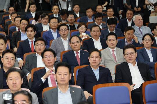 지난 6월9일 서울 여의도 국회에서 열린 국민의힘 의원총회에서 의원들이 사퇴 예정인 권성동 원내대표의 발언을 듣고 있다.<연합뉴스 사진>