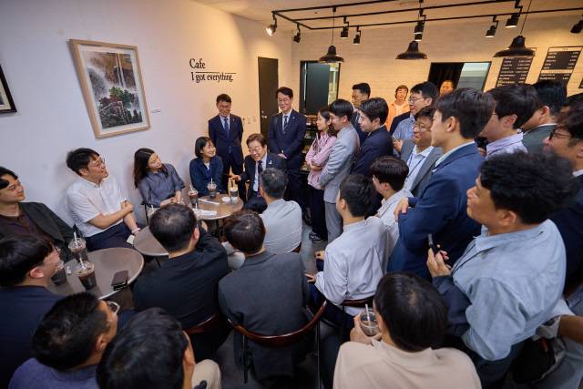 이재명 대통령이 10일 서울 용산 대통령실 청사 직원 식당에서 점심 식사를 한 뒤 구내 매점에서 출입기자들과 즉석 차담을 하고 있다. 대통령실 제공.