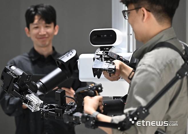 순수 국산 기술력으로 제작한 피지컬 AI기반 휴머노이드 로봇이 산업현장에 적용된다. 서울 강서구 로보티즈에서 엔지니어가 세미 휴머노이드 로봇 'AI워커'의 동작을 점검하고 있다. AI워커는 로보티즈의 원천기술인 액츄에이터와 감속기 기술이 적용된 제품으로, 숙련된 엔지니어가 리더암을 통해 동작을 수행하면 이를 모방 학습해 데이터를 수집하고 별도 시뮬레이션 환경에서 강화학습을 진행해 완성도를 높인다.  이동근기자 foto@etnews.com