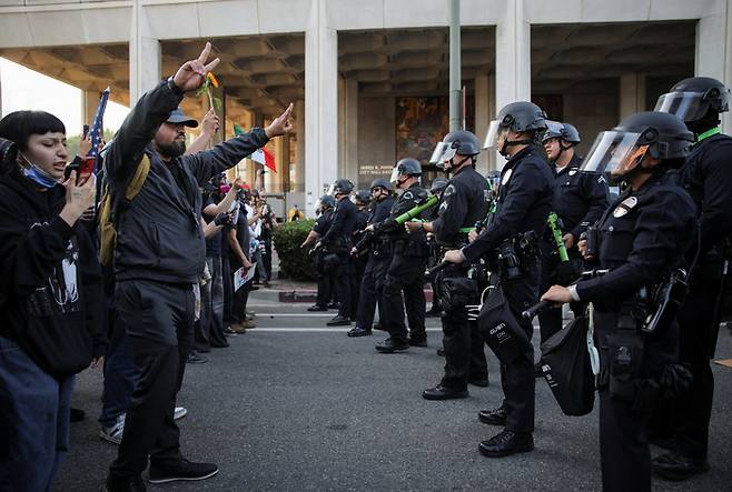 9일(현지 시각) 미국 캘리포니아주 로스앤젤레스(LA)에서 열린 도널드 트럼프 행정부의 이민 단속에 반대하는 시위. 시위대와 경찰이 대립하고 있다. 사진=로이터 연합뉴스