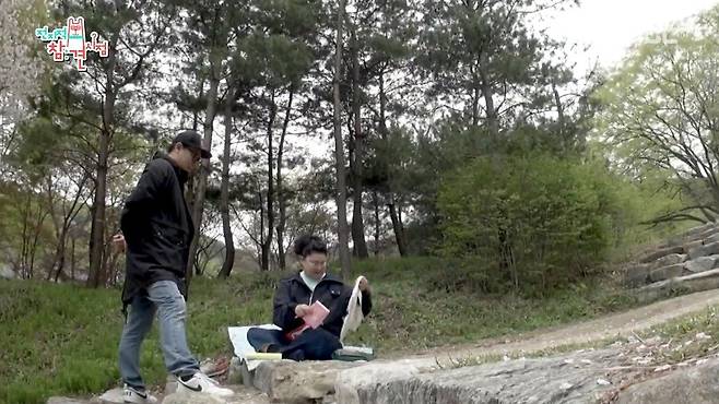 자꾸 카메라 앵글 안으로 들어오는 PD가 이해안되던 이영자 ㄷㄷ...JPG 자꾸 카메라 앵글 안으로 들어오는 PD가 이해안되던 이영자 ㄷㄷ...JPG