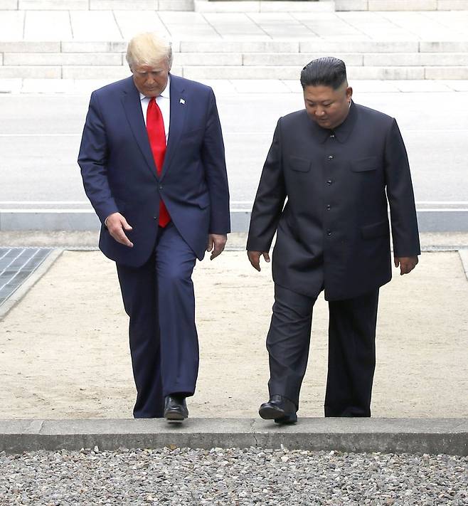 도널드 트럼프 미국 대통령과 김정은 북한 국무위원장이 지난 2019년 6월30일 판문점 공동경비구역(JSA) 군사분계선을 넘어 북측으로 갔다 다시 남측으로 넘어오고 있다. 뉴시스