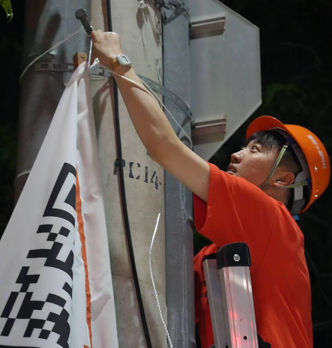 이준석 개혁신당 의원이 10일 새벽 자신의 인스타그램 계정에 "오늘 오랜만에 현수막 좀 달려고 사다리를 탔다"며 올린 사진. /사진=인스타그램