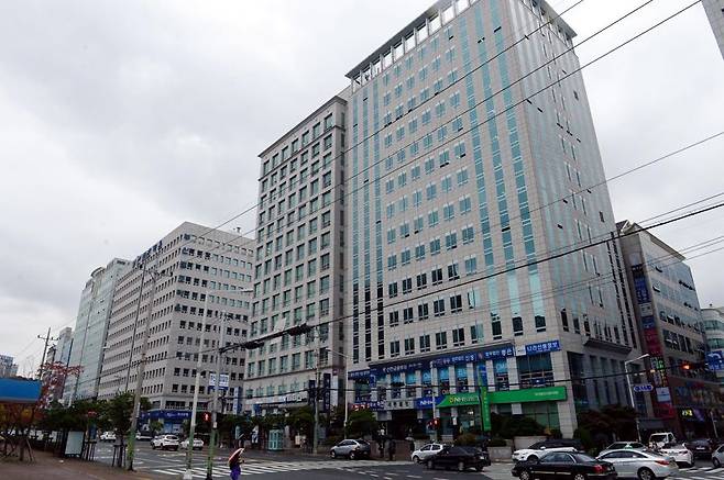 부산 거제동 법조타운 일대.