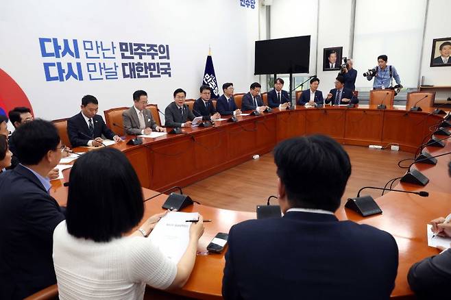 박찬대 더불어민주당 당대표 직무대행 겸 원내대표가 10일 서울 여의도 국회에서 열린 원내대책회의에서 발언하고 있다. 뉴시스