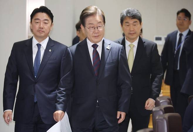 이재명 대통령이 10일 서울 용산 대통령실에서 국무회의에 입장하고 있다. 사진=연합뉴스