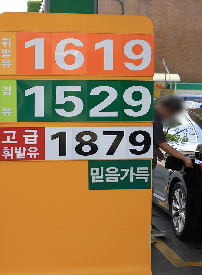 8일 서울 시내 한 주유소에서 시민들이 주유하고 있다. 연합뉴스