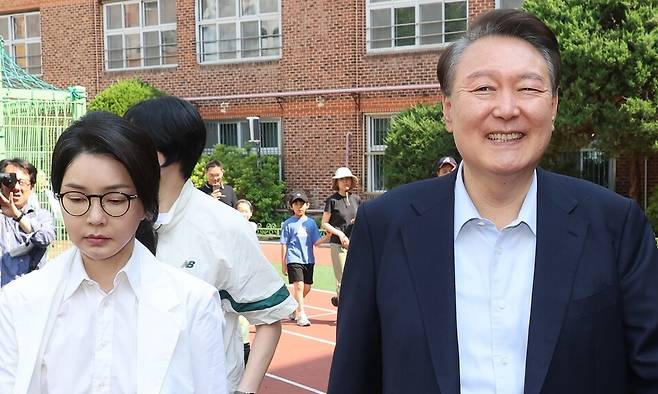 제21대 대통령 선거일인 3일 오전 윤석열 전 대통령 부부가 서울 서초구 원명초등학교에 마련된 서초4동 제3투표소에서 투표를 마치고 나가며 기자들의 질문에 웃으며 이동하고 있다. 공동취재사진