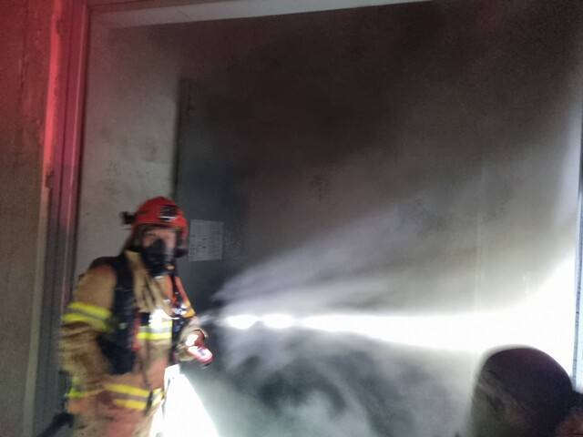 10일 새벽 3시30분께 전남 여수시 여수국가산업단지 안 한 석유화학제조업체 공장에서 불이 나 소방당국이 진화하고 있다. 여수소방서 제공