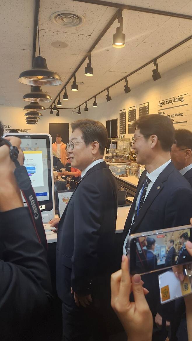 이재명 대통령이 10일 참모들과 대통령실 구내식당에서 점심식사를 한 후 기자단과 번개 티타임을 하기 위해 커피를 주문하고 있다. 신형철 기자