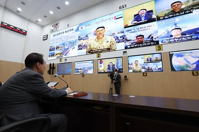 윤석열 대통령이 2022년 9월10일 서울 용산 대통령실 국가위기관리센터에서 국외 파병 부대 장병들과 화상 통화를 한 뒤 격려하고 있다 . 대통령실 제공