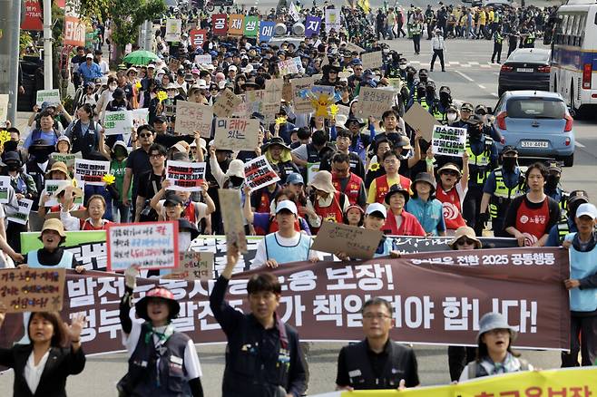 정의로운 전환 2025 공동행동 회원들이 ‘공공재생에너지 확대! 발전노동자 총고용 보장! 정의로운 전환을 위한 5·21 노동자·시민 대행진’을 하고 있다.