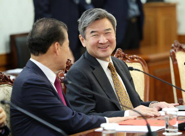 조태용(오른쪽) 국가정보원장이 5월 1일 정부서울청사에서 열린 안보관계장관회의에 참석해 김영호 통일부 장관과 대화하고 있다. 대통령실통신사진기자단