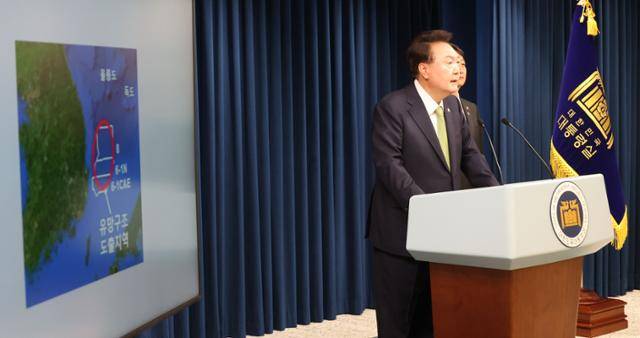 윤석열 대통령이 지난해 6월 3일 서울 용산 대통령실 청사 브리핑실에서 경북 포항 영일만 앞바다에 막대한 석유와 가스 매장 가능성이 있다는 브리핑을 하고 있다. 서재훈 기자
