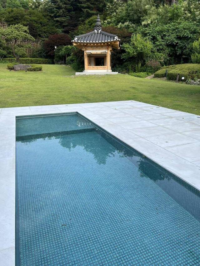 서울 용산구 한남동 대통령 관저 야외에 설치돼 있는 수조. 윤석열 전 대통령 부부가 거주하던 기간 반려견들을 위한 '개 수영장' 용도로 만들어졌다는 의혹이 제기되고 있다. 박홍근 더불어민주당 의원 페이스북 계정 캡처