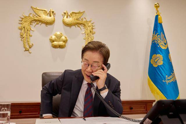 이재명 대통령이 10일 서울 용산 대통령실 청사 집무실에서 시진핑 중국 국가주석과 전화 통화를 하고 있다. 대통령실 제공