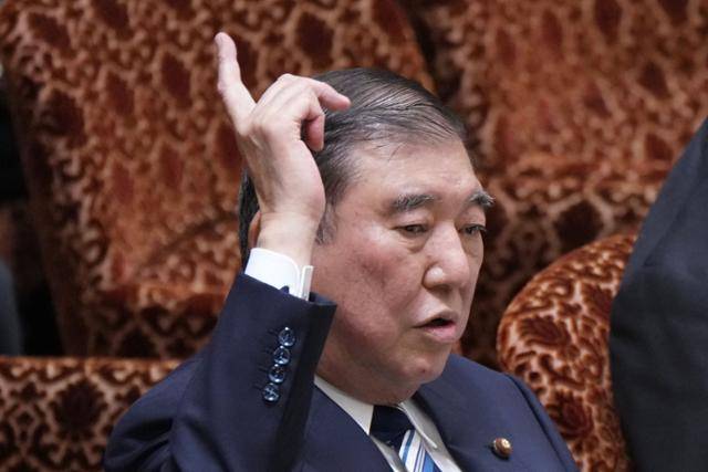 이시바 시게루 일본 총리가 2일 도쿄 참의원 예산위원회에 출석해 의원들 질의에 답하고자 손을 들고 있다. 도쿄=AFP 연합뉴스