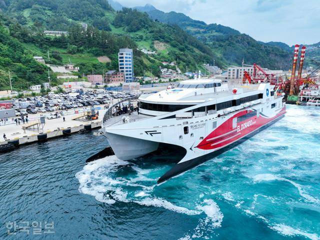 경북 울릉군이 공모사업으로 추진한 여객선 엘도라도 익스프레스호가 울릉읍 사동리 울릉항 여객부두에 정박해 있다. 울릉군 제공