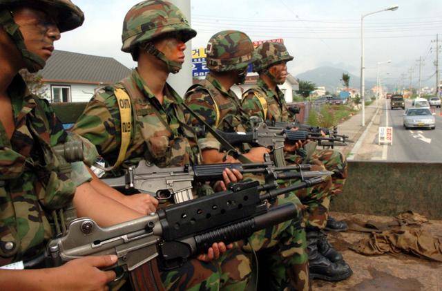 2006년 8월 10일 경기 가평군 현리 소재 육군 모 부대에서 이모 이병이 동료 병사 2명에게 총기를 발사한 뒤 실탄과 K2 소총으로 무장탈영한 가운데 청평검문소에서 군과 경찰이 지나는 차량을 검문검색하고 있다. 이 사진은 기사와 직접적 연관이 없다. 한국일보 자료사진