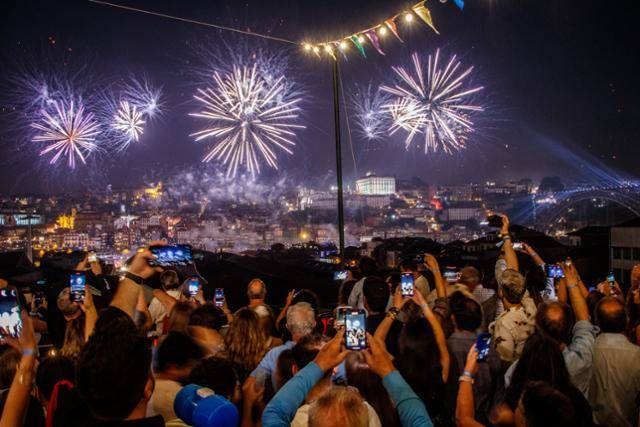 포르투갈 북부 도시 포르투에서 상 주앙 축제 중 불꽃이 터지고 있다. WOW 제공