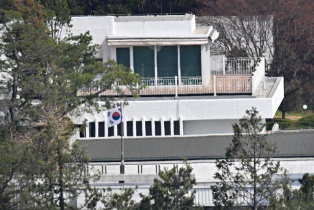 윤석열 전 대통령 퇴거를 앞둔 4월 10일 서울 한남동 관저에 태극기가 휘날리고 있다. 정다빈 기자