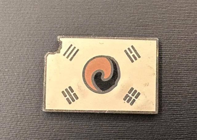 우원식 국회의장이 4일 취임한 이재명 대통령에게 선물한 '진관사 태극기' 배지. 우 의장 페이스북 계정 캡처