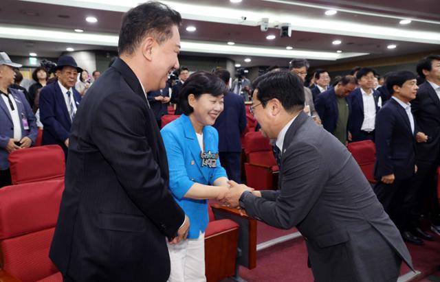 박찬대 더불어민주당 당대표 직무대행 겸 원내대표가 10일 오후 서울 여의도 국회 의원회관 소회의실에서 열린 민주당 2기 원내대표 후보 합동토론회에서 김병기, 서영교 후보와 인사를 하고 있다. 뉴시스