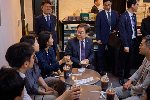 이재명 대통령이 10일 서울 용산구 대통령실 청사에서 출입 기자들과 차담회를 갖고 있다. 대통령실 제공