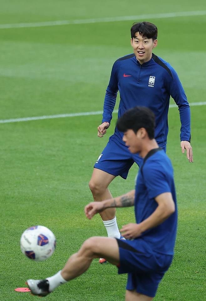 <yonhap photo-7169=""> 쿠웨이트와 최종전 앞둔 손흥민 (서울=연합뉴스) 류영석 기자 = 대한민국 축구 국가대표팀 주장 손흥민이 쿠웨이트와의 2026 북중미 월드컵 아시아 3차 예선 최종전을 하루 앞둔 9일 서울월드컵경기장에서 훈련을 하고 있다. 2025.6.9 ondol@yna.co.kr/2025-06-09 18:55:13/ <저작권자 ⓒ 1980-2025 ㈜연합뉴스. 무단 전재 재배포 금지, AI 학습 및 활용 금지></yonhap>