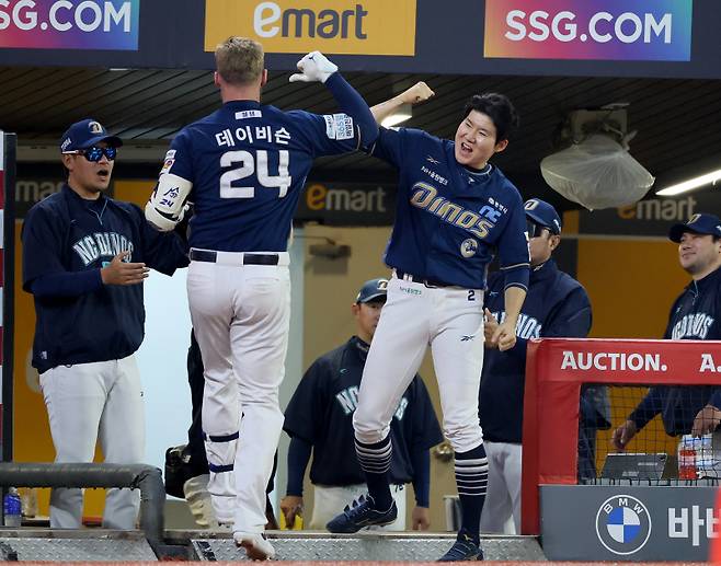 2025 KB0리그 프로야구 SSG랜더스와 NC다이노스의 경기가 29일 오후 인천SSG랜더스필드에서 열렸다. 5회초 2사 데이비슨이 4대 4 동점을 만드는 솔로홈런을 치고 홈인해 박민우의 축하를 받고 있다. 인천=김민규 기자 mgkim1@edaily.co.kr /2025.05.29/