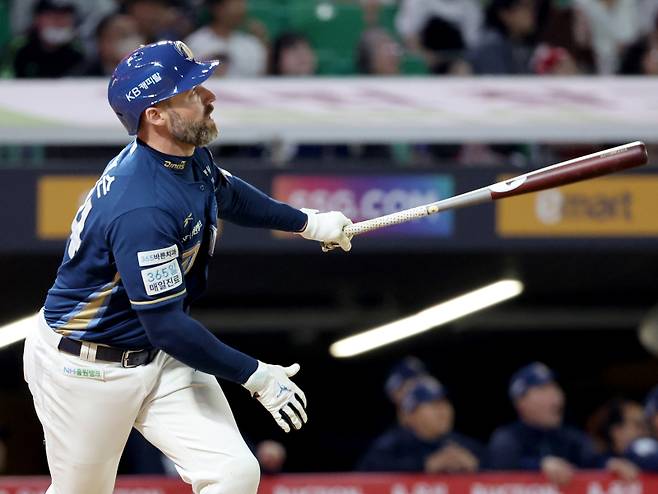 2025 KB0리그 프로야구 SSG랜더스와 NC다이노스의 경기가 29일 오후 인천SSG랜더스필드에서 열렸다. 5회초 2사 데이비슨이 4대 4 동점을 만드는 솔로홈런을 치고 있다. 인천=김민규 기자 mgkim1@edaily.co.kr /2025.05.29/