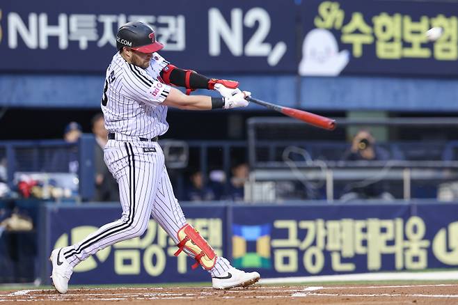 <yonhap photo-4707=""> 오스틴의 기선제압 투런포 (서울=연합뉴스) 서대연 기자 = 22일 서울 잠실야구장에서 열린 프로야구 2025 신한 SOL 뱅크 KBO리그 NC 다이노스와 LG 트윈스의 경기. 1회말 1사 3루 LG 오스틴이 2점 홈런을 치고 있다. 2025.4.22 dwise@yna.co.kr/2025-04-22 18:56:34/ <저작권자 ⓒ 1980-2025 ㈜연합뉴스. 무단 전재 재배포 금지, AI 학습 및 활용 금지></yonhap>