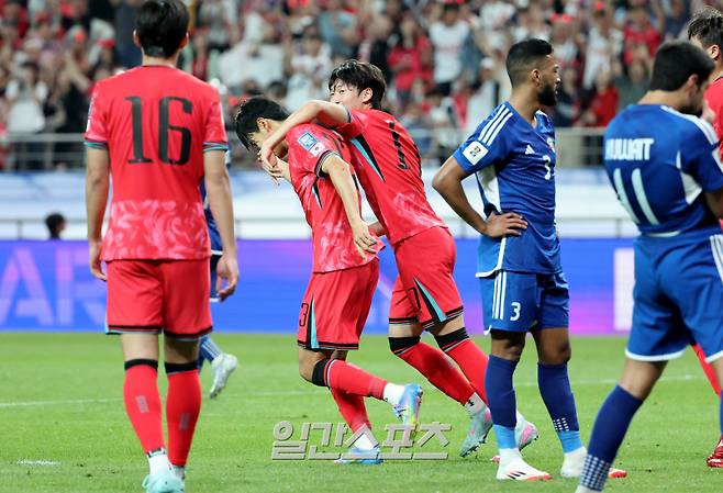 11회 연속 월드컵 본선 진출을 확정지은 대한민국 축구대표팀이 10일 오후 서울 마포구 서울월드컵경기장에서 2026 FIFA 북중미 월드컵 아시아지역 3차 예선 최종전 쿠웨이트와의 경기를 가졌다. 전반 전진우가 선제골을 넣고 배준호의 축하를 받고 있다. 상암=김민규 기자 mgkim1@edaily.co.kr /2025.06.10/