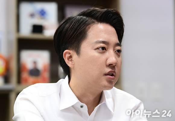 이준석 개혁신당 대선 후보가 지난달 31일 서울 여의도 국회 의원회관에서 아이뉴스24와 인터뷰를 하고 있다. [사진=정소희 기자]