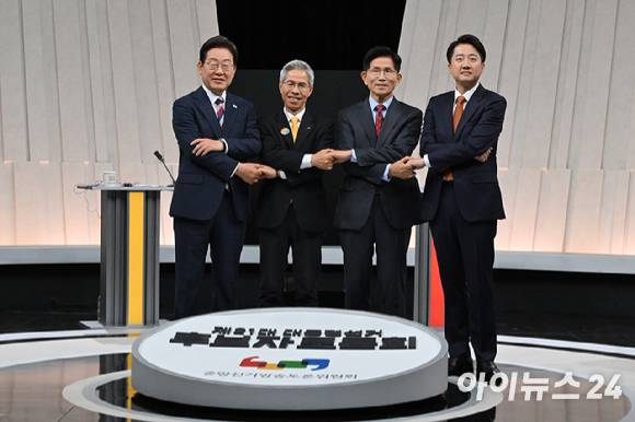 더불어민주당 이재명(왼쪽부터), 민주노동당 권영국, 국민의힘 김문수, 개혁신당 이준석 대선 후보가 지난달 27일 서울 마포구 상암동 MBC 스튜디오에서 진행된 정치 분야 TV토론회에서 기념촬영을 하고 있다. [사진=국회사진기자단]