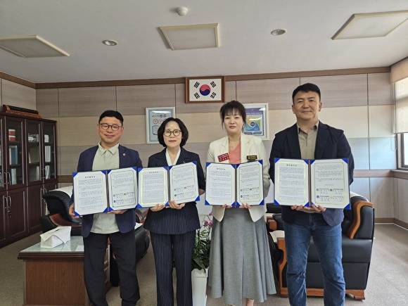 음성교육지원청 등 4개 기관 단체장들이 10일 특수교육 대상 학생 지원 강화 업무협약을 맺은 뒤 기념 사진을 찍고 있다. [사진=음성교육지원청]