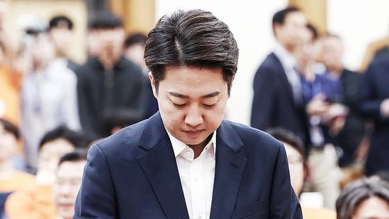 이준석 개혁신당 대통령 후보가 3일 서울 여의도 국회 의원회관에 마련된 제21대 대통령선거 개표상황실에서 입장을 밝히기 위해 굳은 표정으로 들어서고 있다. 뉴스1