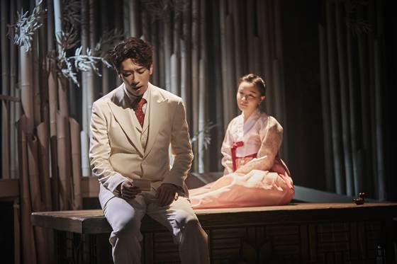 뮤지컬 ‘나와 나타샤와 흰 당나귀’는 시인 백석의 시와 사랑을 무대로 끌어와 호평을 받았다. '나나흰'의 극본을 집필하고 가사와 연출까지 담당한 박해림 작가는 '나나흰'으로 2017년 제6회 예그린뮤지컬어워드에서 극본상을 시상했고, 2019년 제13회 차범석 희곡상 뮤지컬극본 부문 수상자로 선정됐다. 사진 인사이트엔터테인먼트