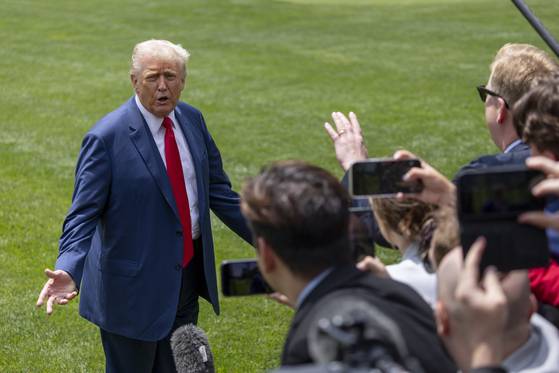 도널드 트럼프 미국 대통령(왼쪽)이 9일(현지시간) 워싱턴 DC 백악관에서 취재진 질문에 답변하고 있다. EPA=연합뉴스