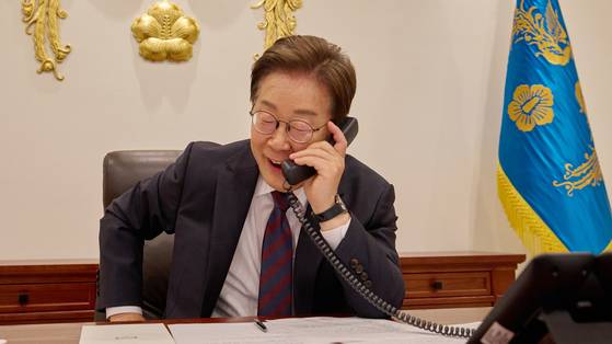 이재명 대통령이 10일 서울 용산 대통령실 청사 집무실에서 시진핑 중국 국가주석과 전화 통화를 하고 있다. 대통령실 제공