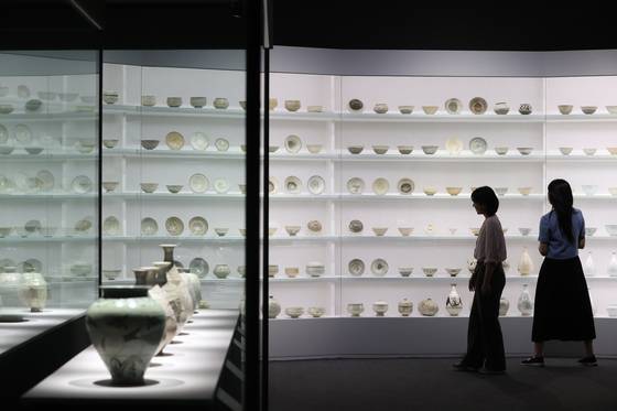 9일 서울 용산구 국립중앙박물관에서 열린 용산 개관 20주년 기념 특별전 '새 나라 새 미술: 조선 전기 미술 대전'에서 관계자들이 도자기를 둘러보고 있다. 전시는 15~16세기 도자, 서화, 불교미술 등을 선보인다. 연합뉴스