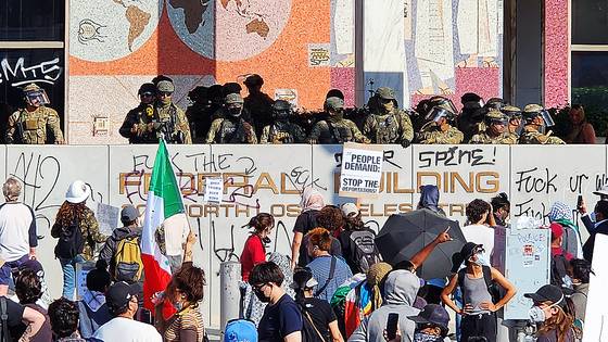 9일(현지시간) 미국 캘리포니아 로스앤젤레스(LA) 다운타운에 위치한 연방 건물 앞에서 트럼프 행정부의 불법 이민자 추방 정책에 반대하는 집회가 진행되고 있다. 트럼프 행정부는 주방위대와 경찰 병력을 동원해 시위대를 강제 해산했다. 로스앤젤레스=강태화 특파원