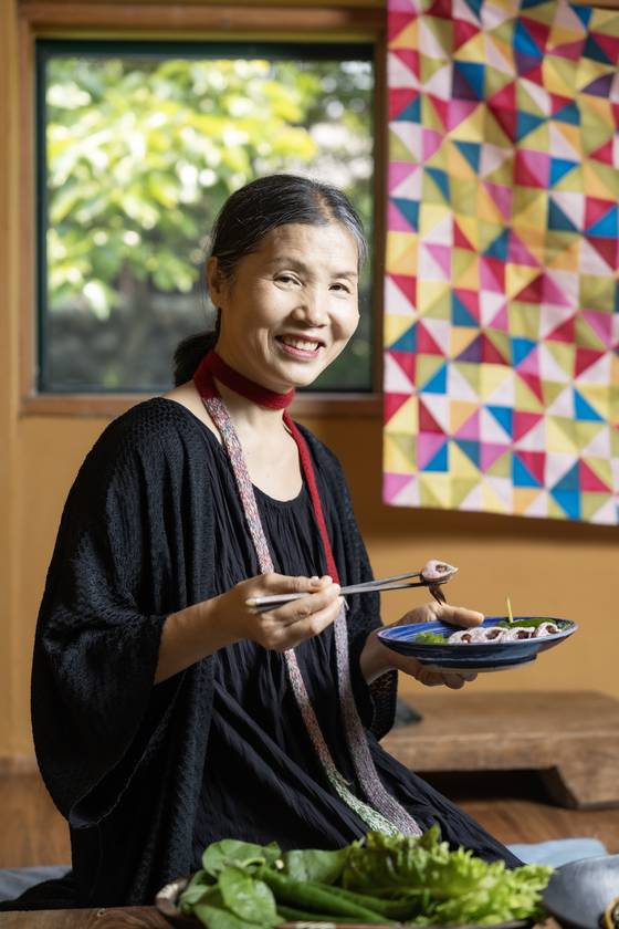 제주 해녀음식 명인 1호 진여원씨. 진씨의 첫 인상은 명상가 혹은 무용가 같다. 역시나, 독일 출신 무용가이자 안무가인 피나 바우쉬를 좋아해서 지인들 사이에서 그의 별명은 ‘밥짓는 피나’이다. 최기웅 기자