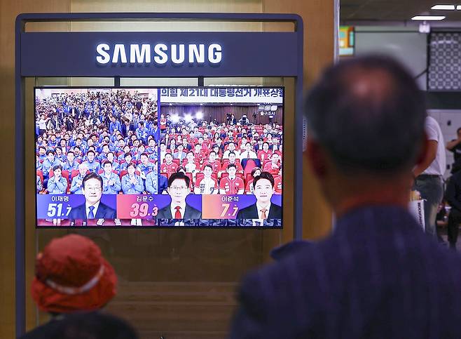 제21대 대통령 선거날인 3일 서울 중구 서울역 대합실에서 시민들이 방송3사(KBS·MBC·SBS) 출구조사 결과를 시청하고 있다. /뉴시스