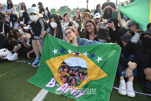 ▲ 세계적인 아이돌그룹 방탄소년단(BTS) 멤버 뷔와 RM의 전역일인 10일 춘천시 신북읍 체육공원에서 글로벌 팬들이 뷔와 RM을 기다리고 있다. 방도겸 기자