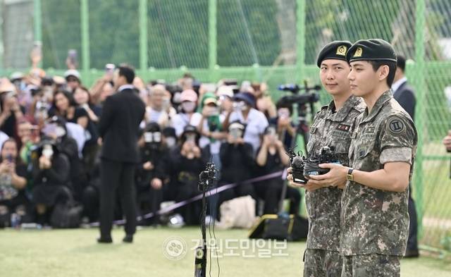 ▲ 세계적인 아이돌그룹 방탄소년단(BTS) 멤버 뷔와 RM의 전역일인 10일 춘천시 신북읍 체육공원에서 뷔와 RM이 취재진과 팬들앞에서 전역 소감을 말하고 있다. 방도겸 기자