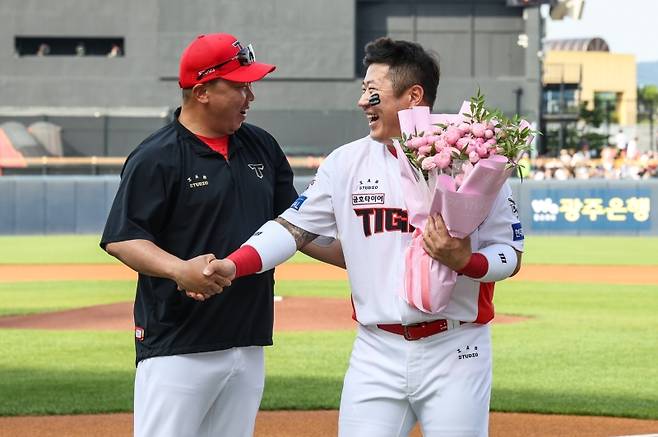 ▲ KIA타이거즈 최형우의 400홈런 시상식에서 최형우를 축하하는 이범호 감독 [KIA타이거즈]&nbsp;